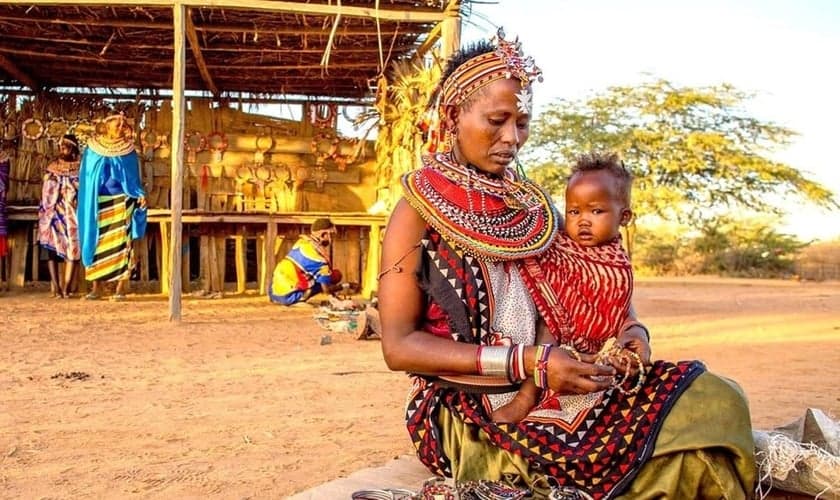 Mulher carrega o filho nos braços em aldeia do Quênia. (Foto: Foundation for Economic Education)