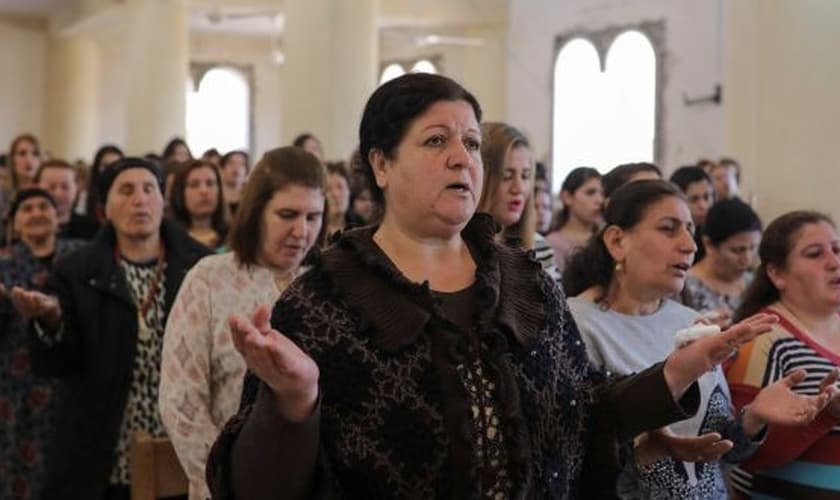 Cristãos celebram culto em igreja iraquiana. (Foto: The Irish Times)