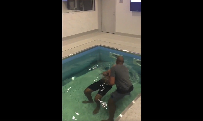 Três atletas de futebol americano foram batizados, nos Estados Unidos. (Foto: Reprodução/Facebook)