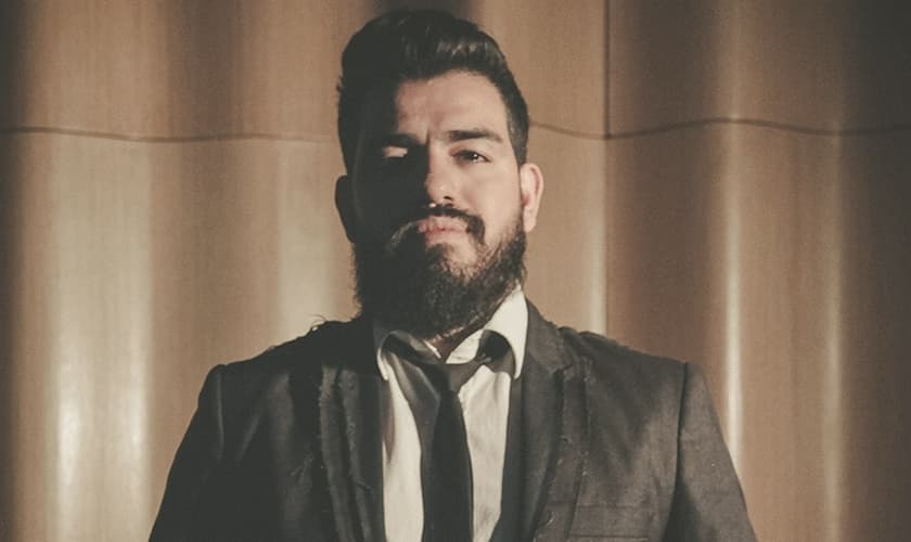 Com um longo histórico como guitarrista, no ano de 2014 lançou seu primeiro CD “Minha Existência”. (Foto: Divulgação).