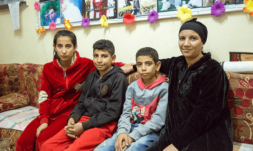 A família composta pela mãe, os dois filhos e uma irmã mais velha agora só lembra do pai pelas fotos. (Foto: Reprodução).