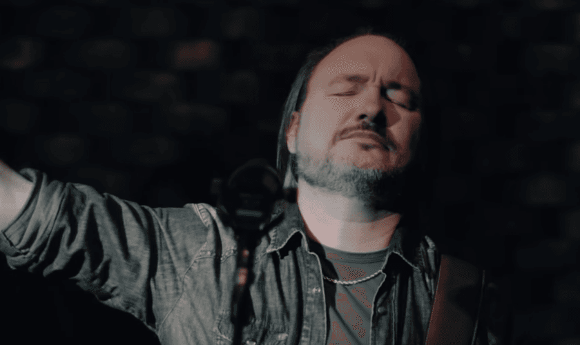 O vídeo conta com direção de Amós Rodrigues e produção musical de Marcos Roberto. (Foto: Reprodução).