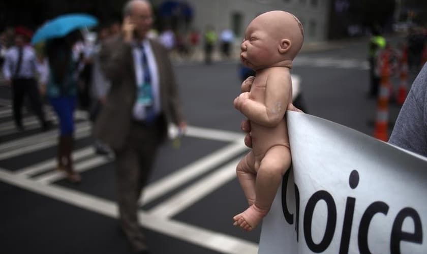 Boneca é usada em protesto contra o aborto, nos EUA. (Foto: Reuters)
