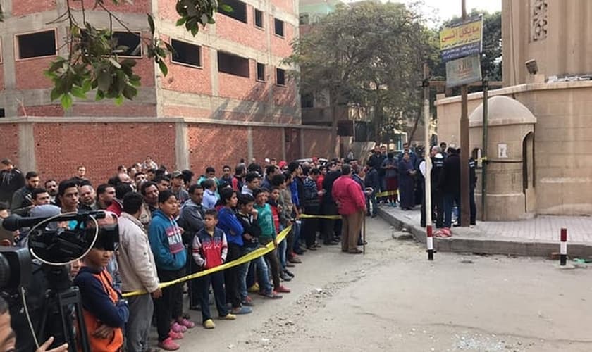 Pessoas se reúnem na cena do ataque no sul do Cairo, no Egito. (Foto: Xinhua/REX/Shutterstock)