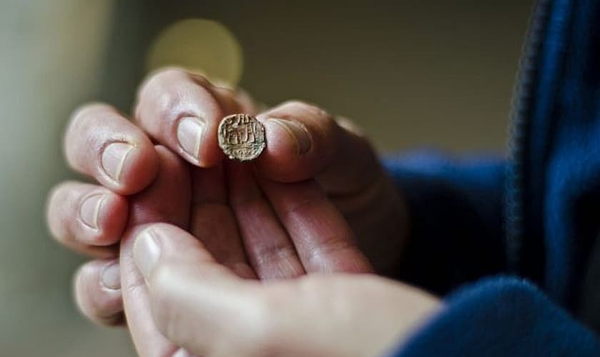 Dr. Shlomit Weksler-Bdolah, diretor das escavações, segura o selo do governador bíblico. (Foto: Yoli Shwartz/Autoridade de Antiguidades de Israel)