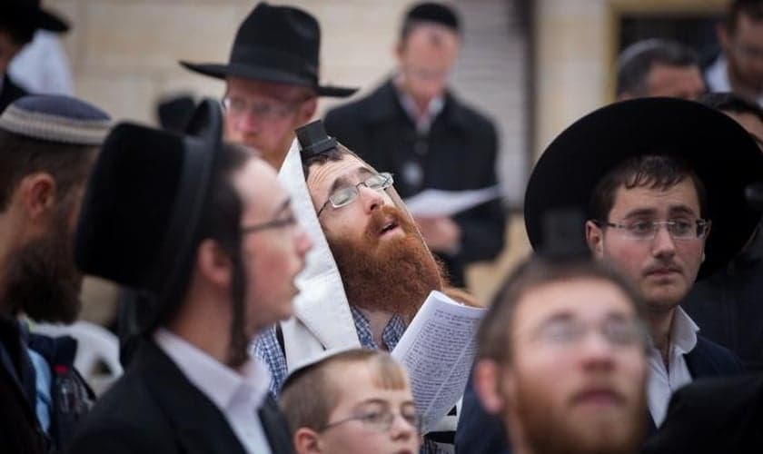 Centenas de judeus se reunidos no Muro das Lamentações para clamar a Deus. (Foto: Flash90)
