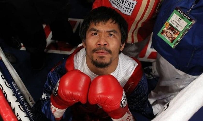 Manny Pacquiao sempre teve o costume de orar antes de entrar no ringue de Boxe. (Foto: Bleacher Report)