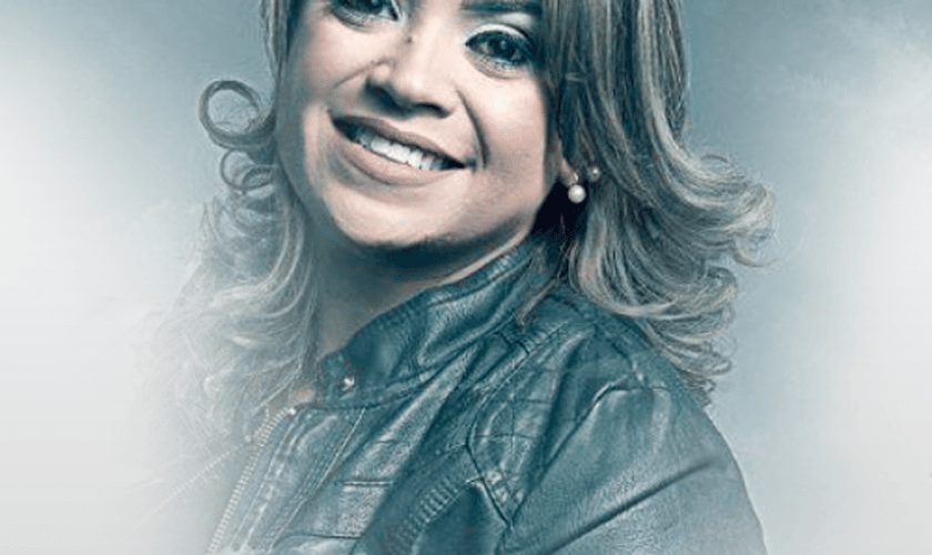 Aline Cris, espelhando-se em seu pai, começou sua carreira musical em 2003. (Foto: Divulgação).