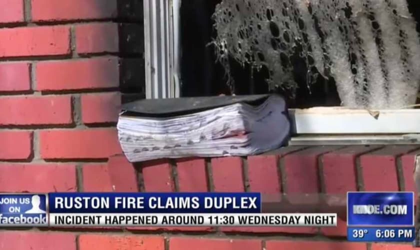 A Bíblia foi encontrada intacta após o incêndio, em Louisiana, EUA. (Imagem: Knoe TV)