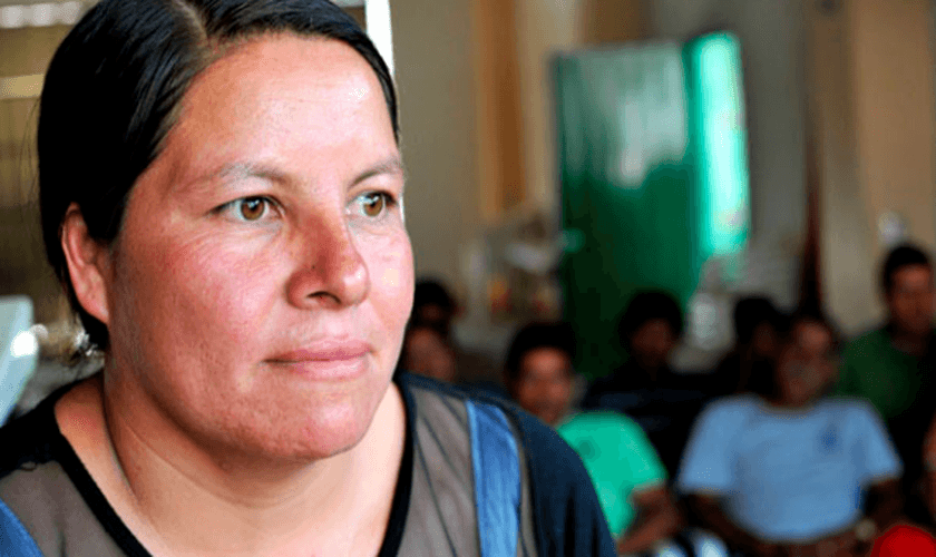 Guadalupe conta com o auxílio de membros da comunidade para conseguir manter as ruas limpas. (Foto: Reprodução).