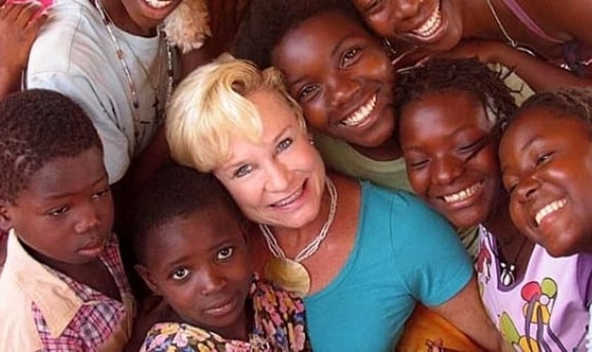 Desde que Heidi Baker iniciou seu ministério em Moçambique, há 20 anos, um grande avivamento vem acontecendo na região. (Foto: Reprodução).
