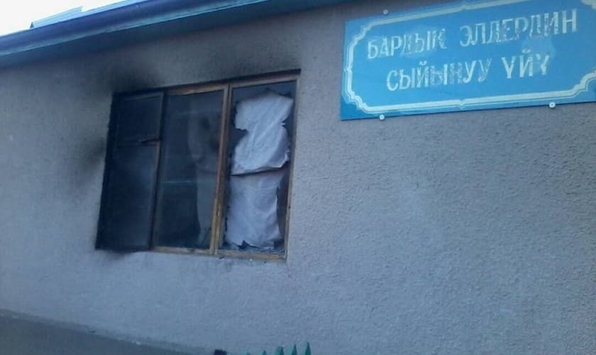 Igreja evangélica é incendiada por pró-islâmicos, no Quirguistão. (Foto: World Watch Monitor)