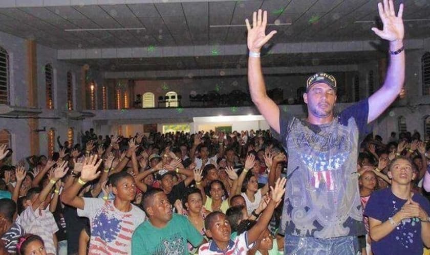 Hoje o ex-MC Bola de Fogo é cristão e coordena uma clínica de reabilitação no ES. (Foto: Divulgação/Giro Assessoria)