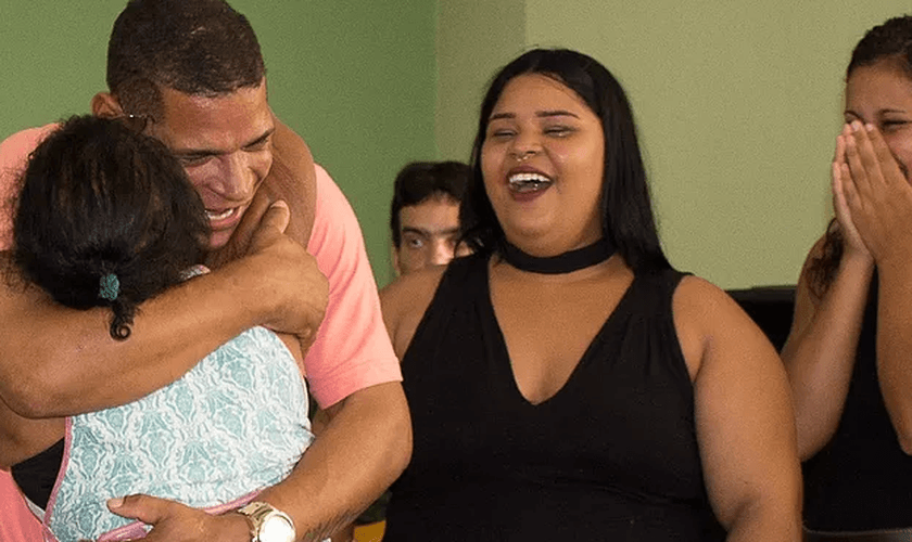 O jovem foi alcançado durante uma Operação Jesus Transforma nas ruas do Rio de Janeiro. (Foto: Reprodução).