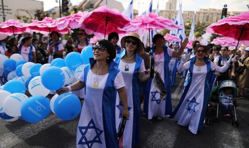 Israelenses e estrangeiros na Marcha de Jerusalém, que ocorre durante a Festa dos Tabernáculos. (Foto: Ammar Awad/Reuters)