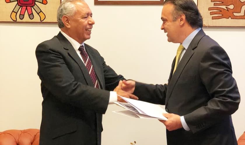 Embaixador da Bolívia, José Kinn Franco (à esq.) em encontro com o deputado federal Roberto de Lucena. (Foto: Roberto de Lucena)