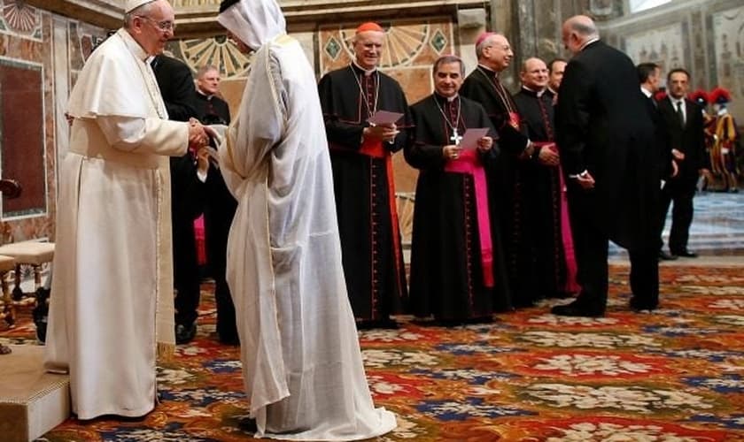 Papa Francisco cumprimenta muçulmanos pessoalmente no Vaticano no fim do Ramadã. (Foto: AP/Lapresse)