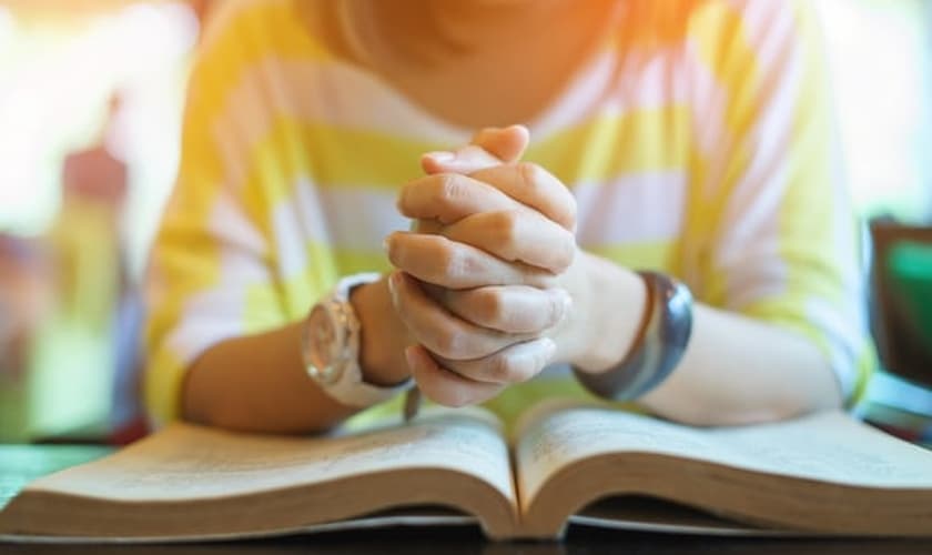 Menos da metade das pessoas que oram acreditaram que Deus ouve suas orações. (Foto: Alamy)