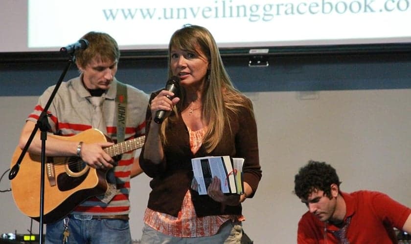 Hoje Lynn Wilder ajuda mórmons a encontrarem a essência de Cristo. (Foto: Reprodução/Facebook/Unveiling Grace Book)