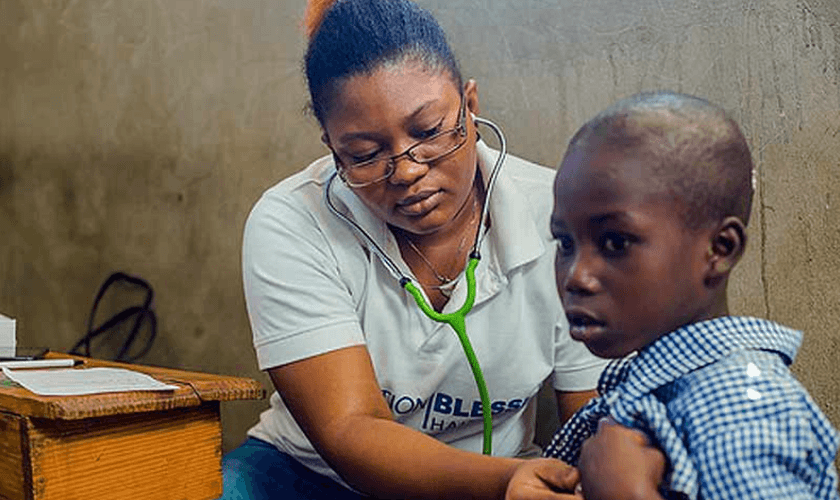 Os cristãos também forneceram medicamentos e cloro para ajudar na crise de água limpa do Haiti. (Foto: Reprodução).