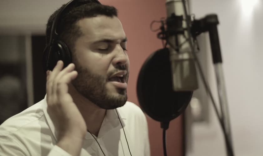 Produzida por Alessandro Dourado, a música foi escrita pelo próprio cantor. (Foto: Divulgação).