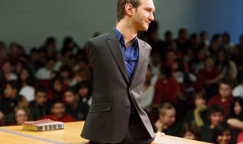Nick Vujicic nasceu sem braços e sem pernas e tem inspirado milhões de pessoas com sua história de superação. (Foto: Reprodução)
