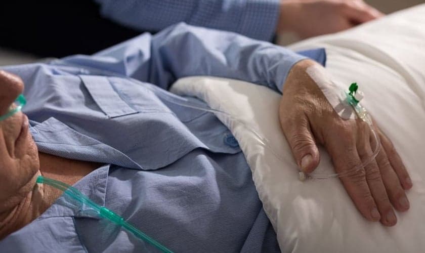 Imagem ilustrativa. Alec Rex ficou três semanas em coma após sofrer um acidente, mas teve uma experiência marcante com Deus. (Foto: 123rf)