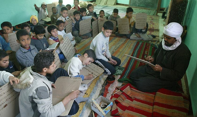 Professor dá aula sobre Alcorão para garotos no Marrocos. (Foto: Morocco World News)