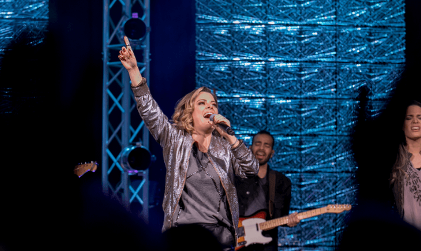 Ana Paula Valadão canta 'Be Exalted' em gravação da Life Fellowship Worship. (Foto: Reprodução).