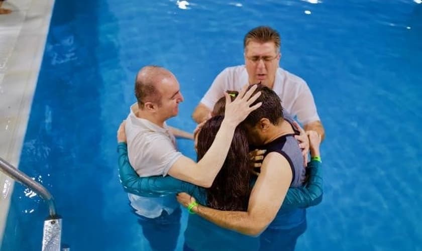 Batismo no Irã. (Foto: Mohabat TV)