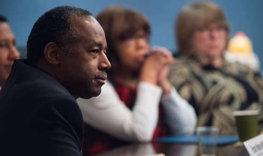 Ben Carson lidera um grupo de estudo bíblico com outros secretários do governo Trump. (Foto: Reuters)