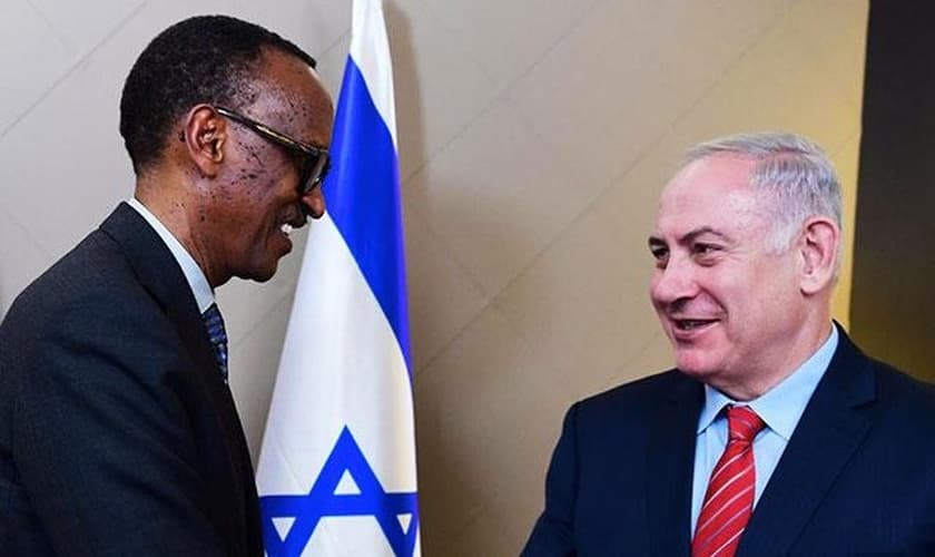 Benjamin Netanyahu conversa com Paul Kagame, presidente de Ruanda. (Foto: GPO)