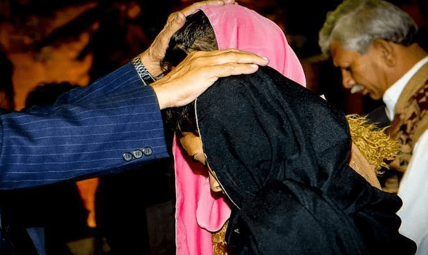 A perseguição religiosa se estende aos filhos dos cristãos que não podem ir à escola e nem mesmo brincar nas praças. (Foto: Reprodução).