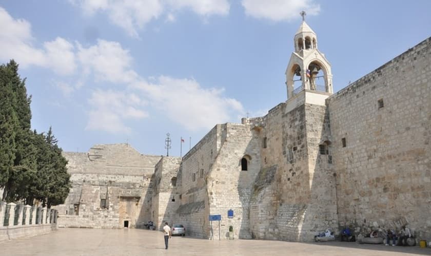 A Basílica da Natividade, também conhecida como Igreja da Natividade, em Belém. (Foto: Neil Ward/Wikimedia Commons)