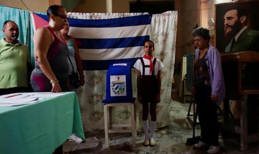 Oficiais do governo cubano cantam hino nacional antes de iniciar as eleições. (Foto: REUTERS/ALEXANDRE MENEGHINI)