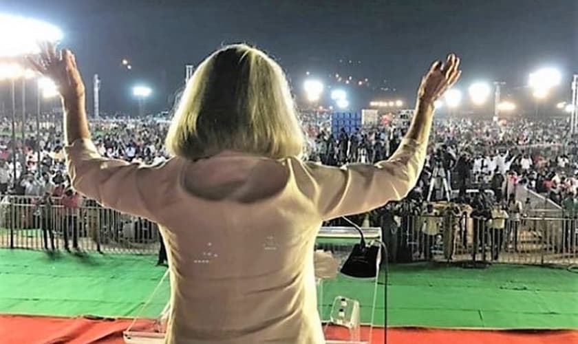 Anne Graham Lotz prega para multidão na Índia, em 2018. (Foto: INSTAGRAM/ANNE GRAHAM LOTZ)
