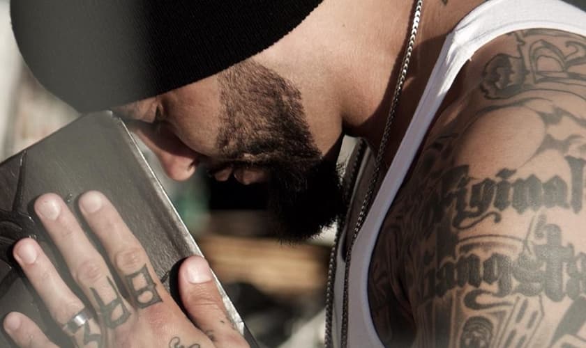 Rene Level Martinez prega o Evangelho para pessoas que vivem no crime e nas drogas. (Foto: Reprodução)