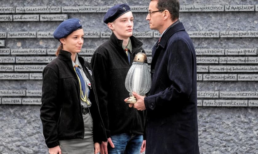 Primeiro-ministro da Polônia visita museu de poloneses que salvaram judeus durante a Segunda Guerra Mundial. (Foto: Agencja Gazeta/Patrick Ogorzalek/Reuters)