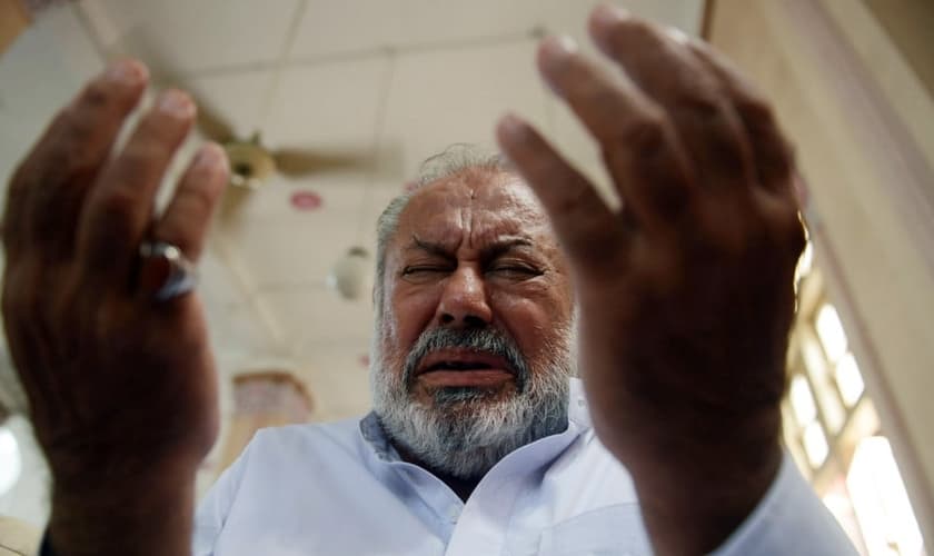 Homem ora fervorosamente na Índia. (Foto: CNN.com)