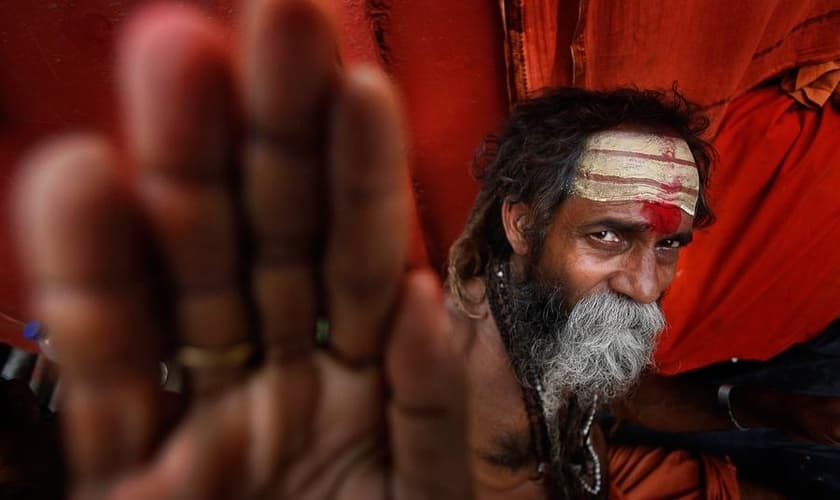 Imagem ilustrativa. Seguidor do hinduísmo no templo de Kamakhya, em Guwahati, na Índia. (Foto: AP Photo/Anupam Nath)