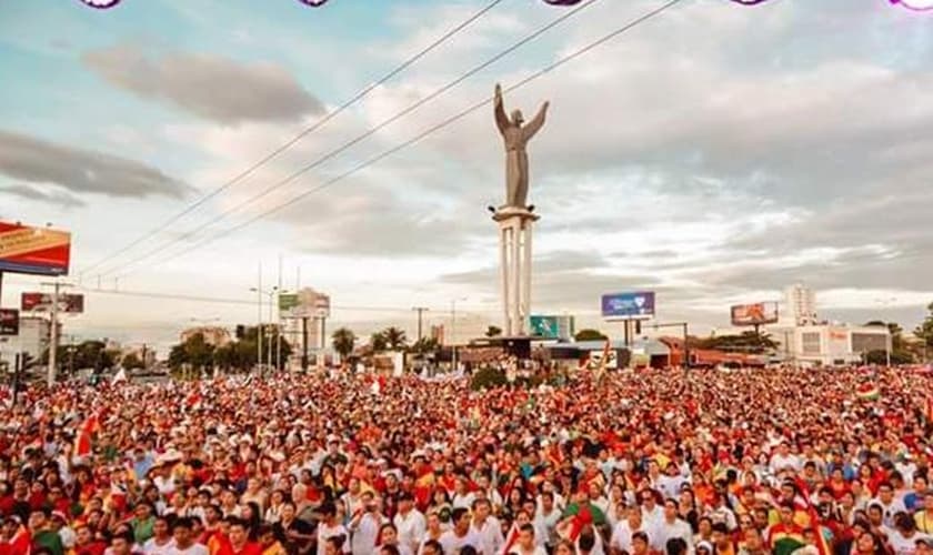 Milhares foram às ruas da Bolívia para declarar que Jesus é o Senhor da nação.(Foto: ANDEB)