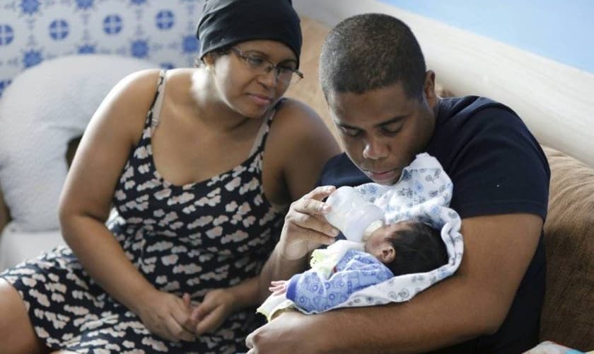 Michelle, com 7 meses de gravidez, foi atingida na testa durante um assalto. (Foto: Agência O Globo)