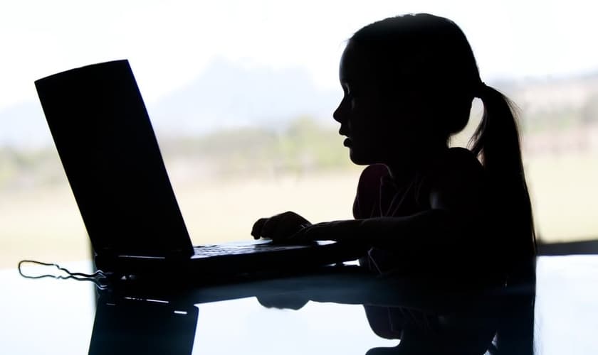 As crianças correm grandes riscos ao terem acesso às redes sociais, como assédio virtual e influências anti-bíblicas. (Foto: Reprodução).