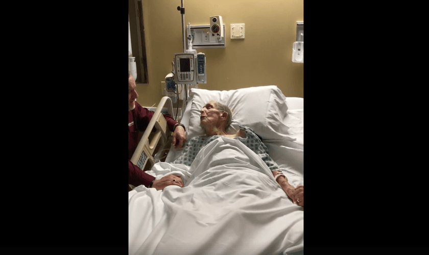 Robert Earl Walters cantou “Grandioso És Tu” no hospital, pouco antes de falecer. (Foto: Reprodução/Facebook)