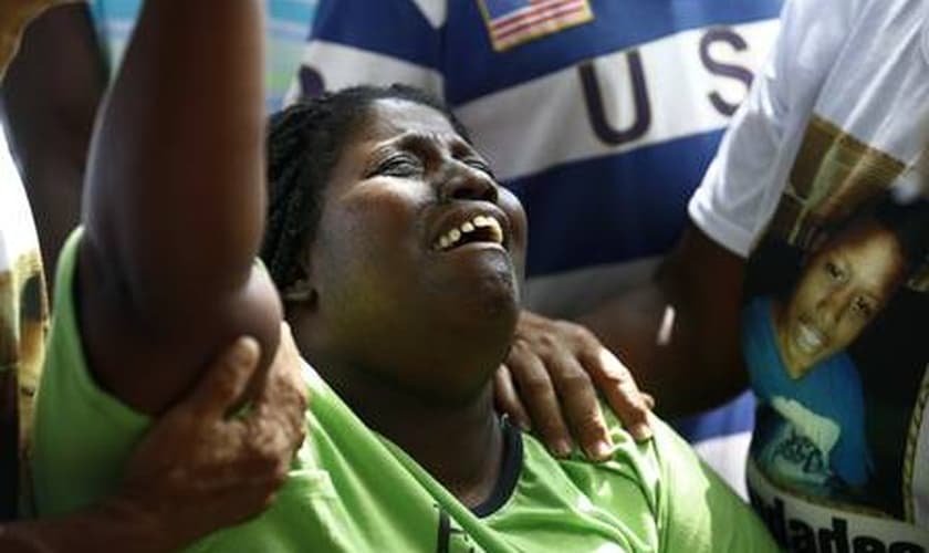 A mãe de Jeremias, Wânia de Moraes, durante o sepultamento do filho. (Foto: Pablo Jacob/Agência O Globo)