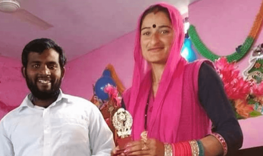 O pastor Jeewer Joeswa e Seema Devi no período do Natal. (Foto: Morning Star News).