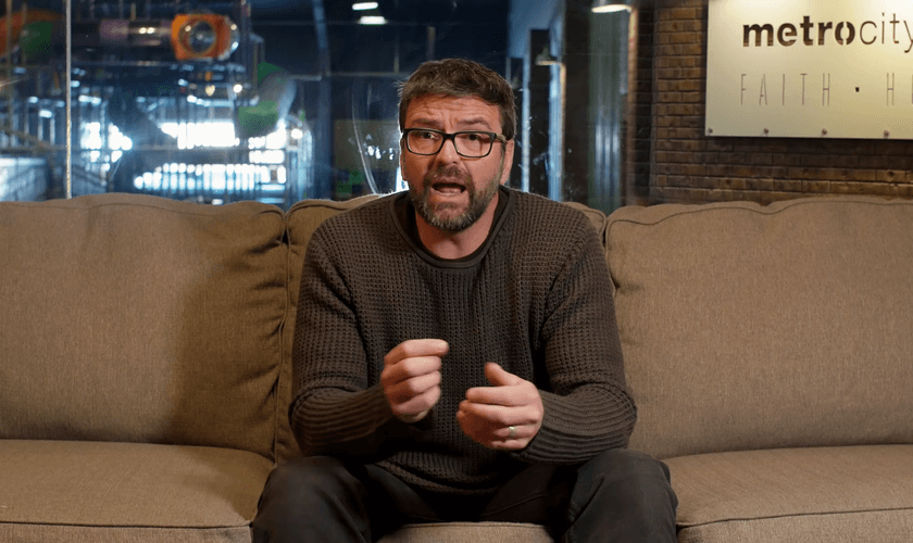 O pastor havia oferecido em sua igreja um workshop para adolescentes que sofrem com atração pelo mesmo sexo. (Foto: Reprodução/YouTube).