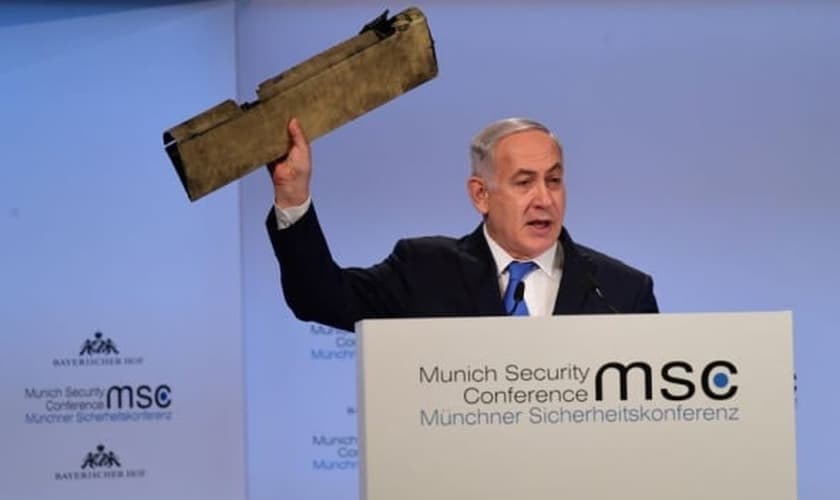 Primeiro-ministro de Israel, Benjamin Netanyahu segura pedaço de drone iraniano que invadiu território israelita por meio do espaço aéreo. (Foto:  TPS/AMOS BEN GERSHOM)