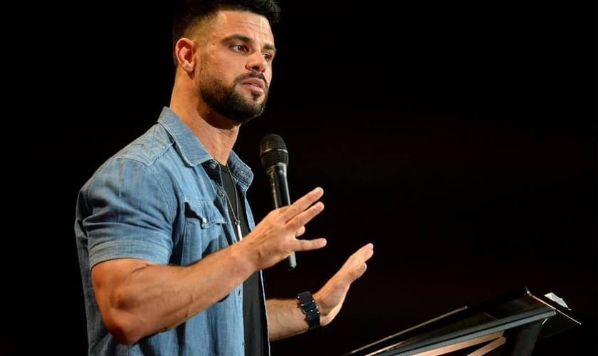 Steven Furtick afirma que seu pai o ensinou a ser racista, mas que se arrependeu quando aceitou Jesus antes de morrer. (Foto: Reprodução).