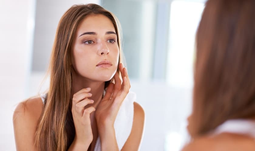 Os cuidados com a pele também mudam para cada clima. (Foto: Yuri Arcurs/DigitalVision/Getty Images)